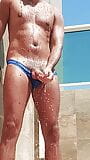 Speedo bosse de douche au bord de la piscine, branlette rapide, squirt snapshot 4