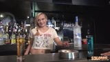 Lana und Eliana in einer Bar snapshot 3