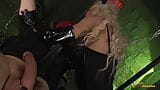 Une maîtresse blonde se fait baiser par un esclave enchaîné et un gode ceinture snapshot 3