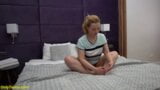 Eerste masturbatievideo met flexibele stiefzus snapshot 2