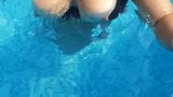 Payudara besar telanjang publik di kolam renang snapshot 6
