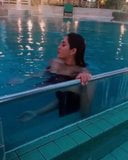 Ragazza del tatuaggio in piscina snapshot 1