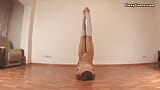 Линда Паро, русская гимнастка в раздевалке ради искусства snapshot 15