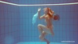 Roșcată cu țâțe mari - cur mare Melisa Darkova înoată snapshot 10