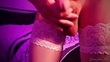 Tengere sissy travestiet in witte lingerie, tops en billen voor jou snapshot 9