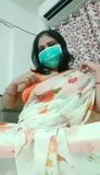 Desi Indische Bhabhi toont tieten op webcam snapshot 1