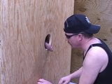 Kerel geeft pijpbeurt via een glory hole snapshot 13