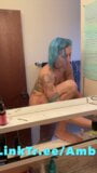 Ignorujte voyeura při lotionu tetovaného nahého těla po sprše snapshot 8