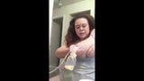 Грудастая женщина смешанной расы накачивает молоко из ее больших сосков snapshot 9