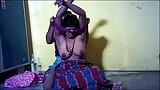 Indische dorpshuisvrouw toont haar hete grote borsten aan haar man snapshot 6
