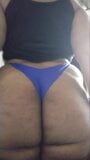 Grote maat hottie pronkt terwijl ze haar broek past snapshot 3