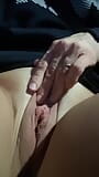 I bilen på väg till bastun, Onanerar vid Körning, Het och kåt, fingrar i bilen, Visa min klitoris, våt fitta snapshot 4