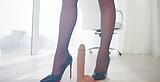 zeigt meine füße und muschi in schwarzen nylon-strumpfhosen mit absätzen snapshot 9