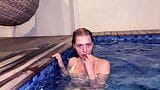 Süßer Blowjob im öffentlichen Schwimmbad. Sperma auf die Haare von Californiababe snapshot 15