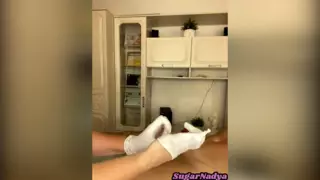 qizlar oyoqlarini yoyishdi