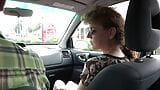 Teef op zijn hondjes op de auto #5 snapshot 2