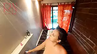 Intip. ibu rumah tangga mencuci di kamar mandi dengan sabun ...