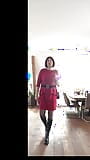 Nicki-Crossdress in een rode jurk met sexy netkousen en laarzen snapshot 3