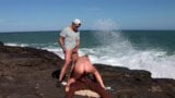 Interraciaal amateurtrio met sexy blondine op de rotsen op het strand snapshot 14