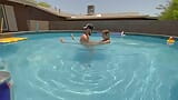 Amo fazer na piscina! Nossos vizinhos adoram nos pegar! snapshot 7