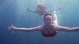 Des filles nues de Tenerife s'amusent dans l'eau snapshot 4