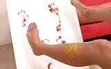 Body painting blonde, sexe avec les pieds snapshot 3