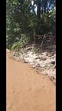मैक्सिकन युवा लड़की नदी में पहली बार दोहरे प्रवेश का अभ्यास कर रही है snapshot 11
