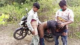 Trio indien, films gays en hindi - un jeune garçon vient dans la forêt avec un vélo et appelle ses amis - hindi snapshot 14