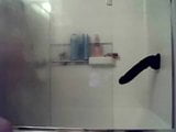 Meaghan, echtgenoot en grote zwarte dildo in de badkamer snapshot 3