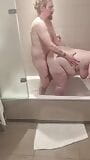 Große, kurvige Dame, die mit Partner ungezogen in der Dusche ist snapshot 5