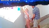 Des images de voyeur d’un couple en train de baiser devant un entrepôt snapshot 7
