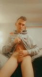 Lindo gay con capucha twink se masturba en cama snapshot 3