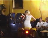 За кулисами: сексуальная французская блондинка занимается своим первым гэнгбэнгом snapshot 3