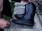 Boot boy - correrse en botas de goma de damas lamer esperma snapshot 3