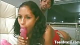 Un couple d’adolescents brésiliens excités utilise des jouets et baise snapshot 4