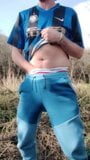 Meando al aire libre en mis trackies, empapando mis boxers .. scallyoscar. snapshot 2