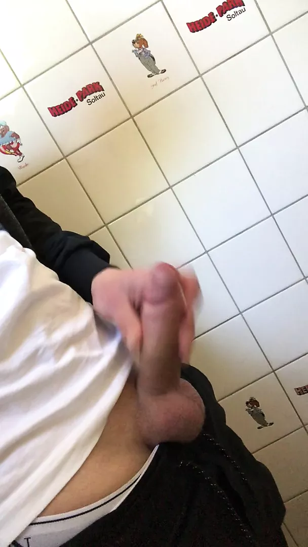Видео Парень Дрочит В Общественном Женском Туалете