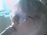 Une belle-mère à lunettes suce une bite snapshot 1