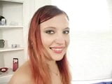 Une rousse sexy en bas baise son copain snapshot 4