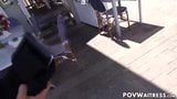 巨乳ウェイトレス、アシュリー・アダムスが大きなハメ撮りペニスで跳ねる snapshot 9
