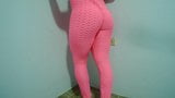 modelando en una rica leggins rosa snapshot 16