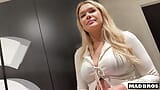 Английскую менеджерку трахают в туалете и лифте во время ее работы!! snapshot 5