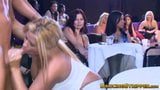 Gostosas meninas soprando strippers uniformizados na festa snapshot 6