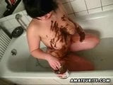 Lesbian amatur yang bertetek besar bermain dengan nutella dalam mandi mereka snapshot 4