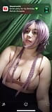 Fată excitată se joacă cu sânii ei mari într-un cort snapshot 4