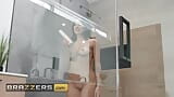 Brazzers - Damon sorprende fumando caliente Sisi Rose con su gran polla dura mientras ella está en la ducha snapshot 2