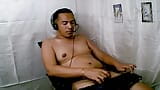 Pinoy Asian uncut masturbandosi fino allo sperma snapshot 13