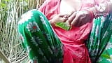 Desi super sexy, sexy et mignonne, chevauchage sauvage torride avec une bhabhi du village snapshot 5