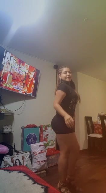 Sofia Morante con minifalda negra