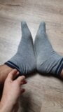 J'enlève à nouveau mes chaussettes et montre mes pieds snapshot 1